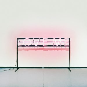 The 1975 – Love Me – Single(00602547614612)【24bit／44.1kHz】土耳其区-OppsUnote音乐广场